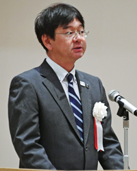 式辞を述べる潮田オリンピック・パラリンピック準備局長の写真