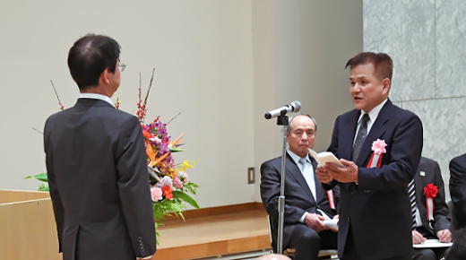 受賞者代表で謝辞を述べる江戸川区バドミントン連盟会長簑　榮三氏の写真