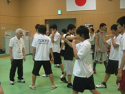 日本アマチュアボクシング連盟荒木健常務理事や大学生スタッフから正しいフォームについて、鏡の前で指導を受ける