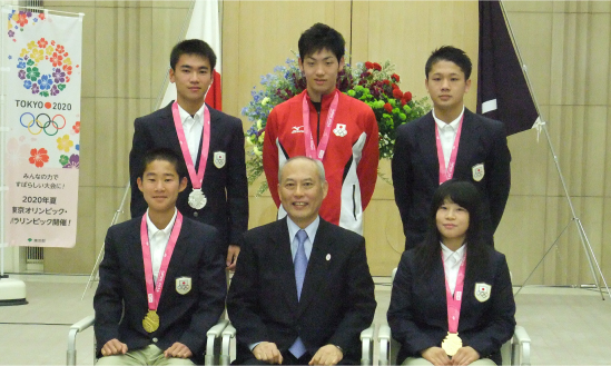 東京スポーツ奨励賞を受賞した選手と、舛添要一東京都知事