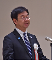 式辞を述べる潮田オリンピック・パラリンピック準備局長の写真