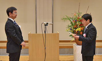受賞者代表で謝辞を述べる江戸川区バドミントン連盟会長簑　榮三氏の写真