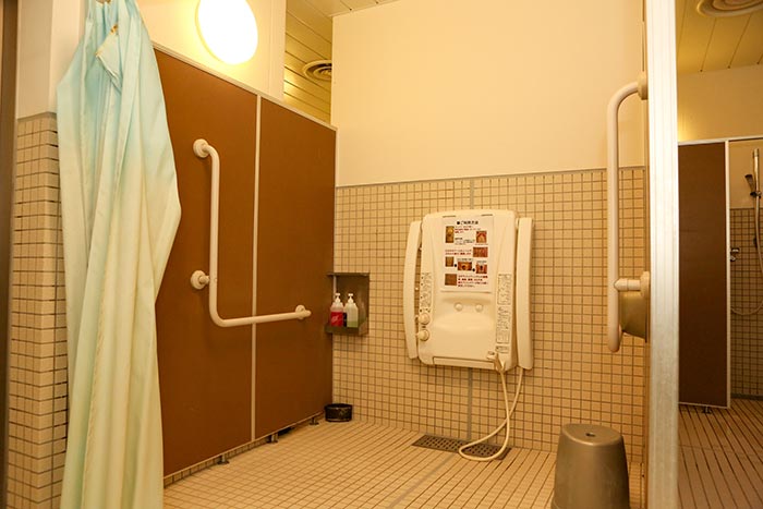 写真：広めのスペースを取ったシャワー室
