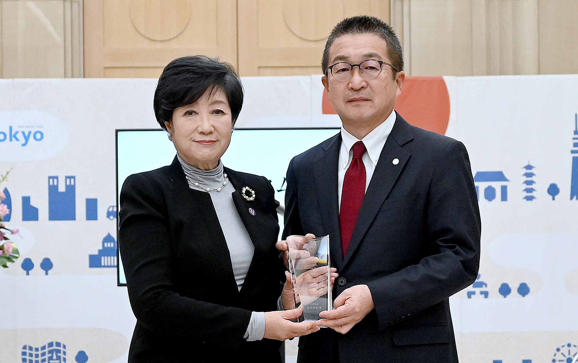 写真：モデル企業代表者と都知事