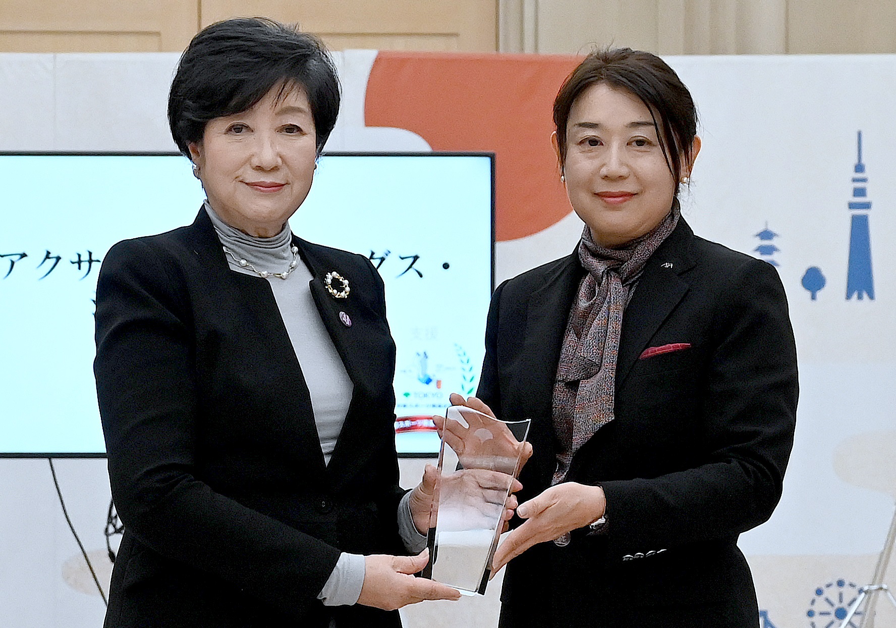 写真：モデル企業代表者と都知事