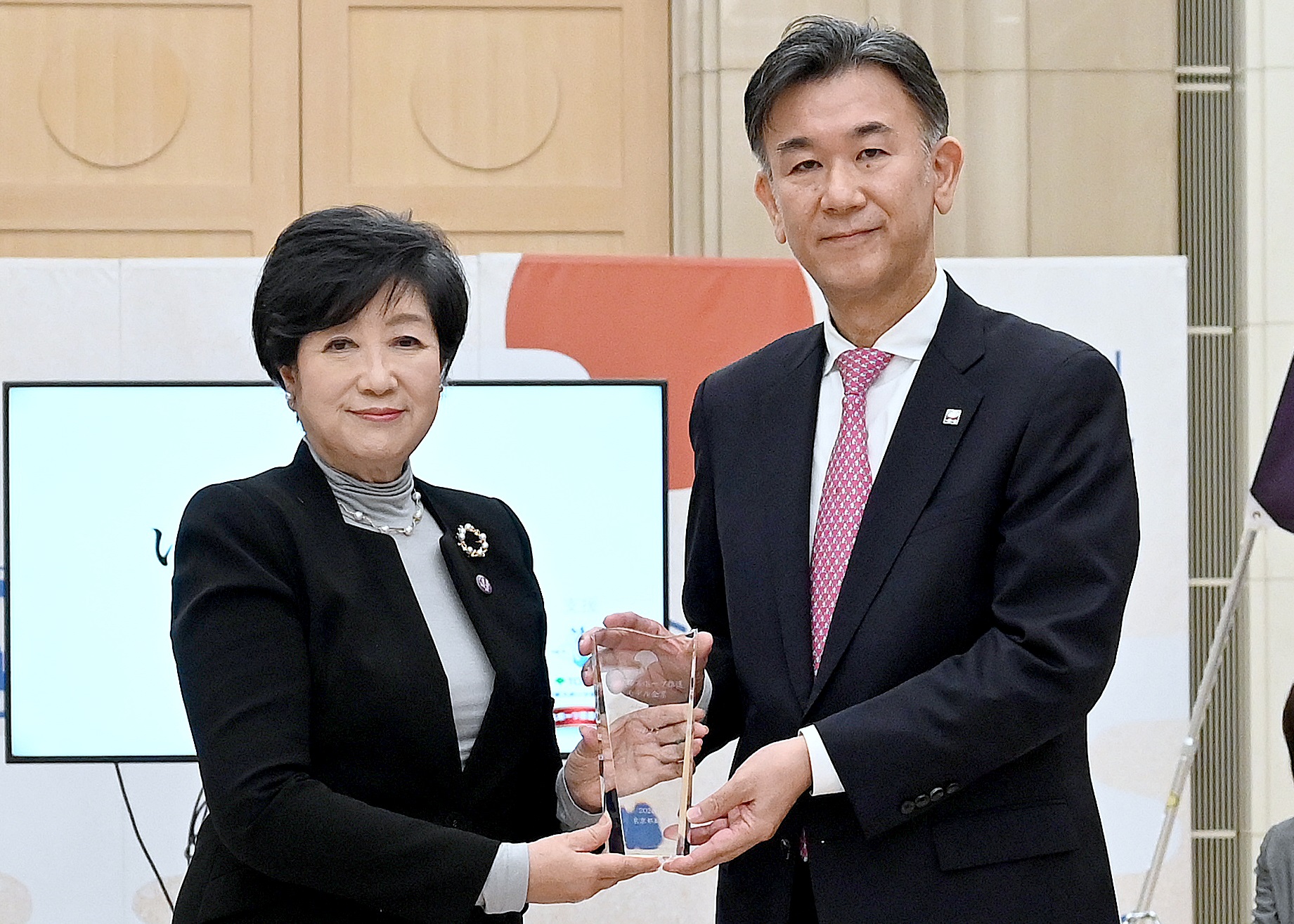 写真：モデル企業代表者と都知事