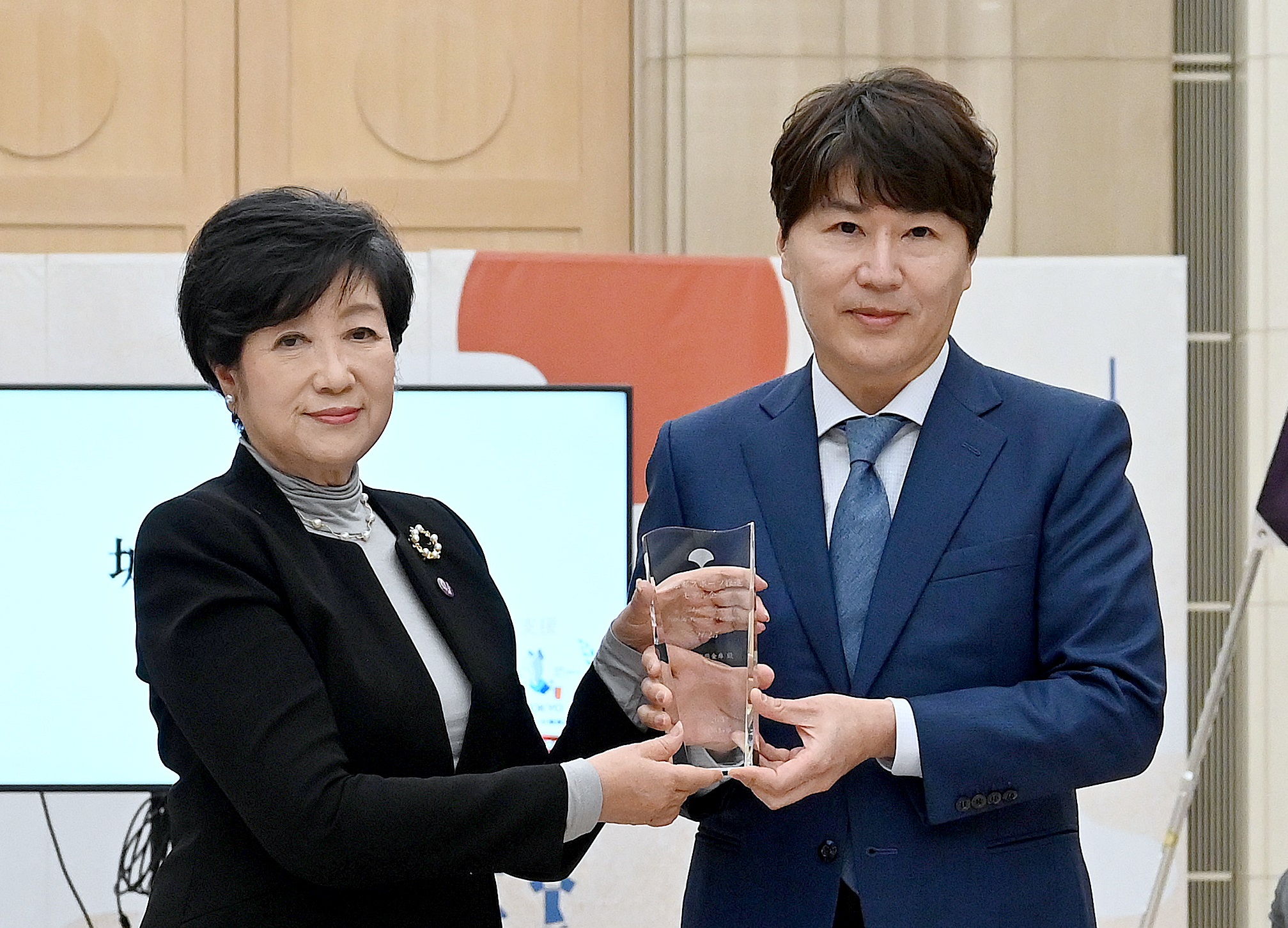 写真：モデル企業代表者と都知事