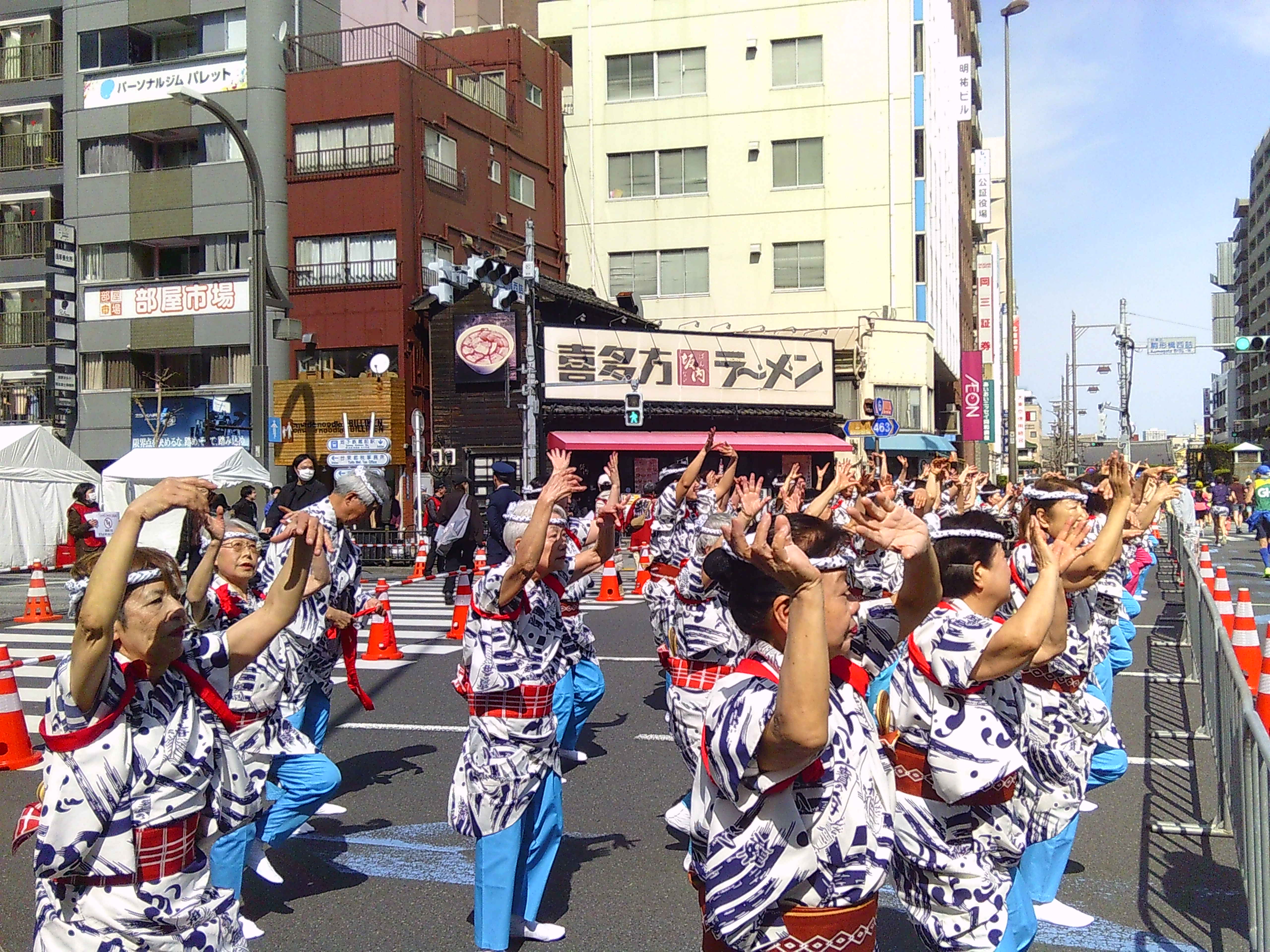浅草雷門南の様子です。