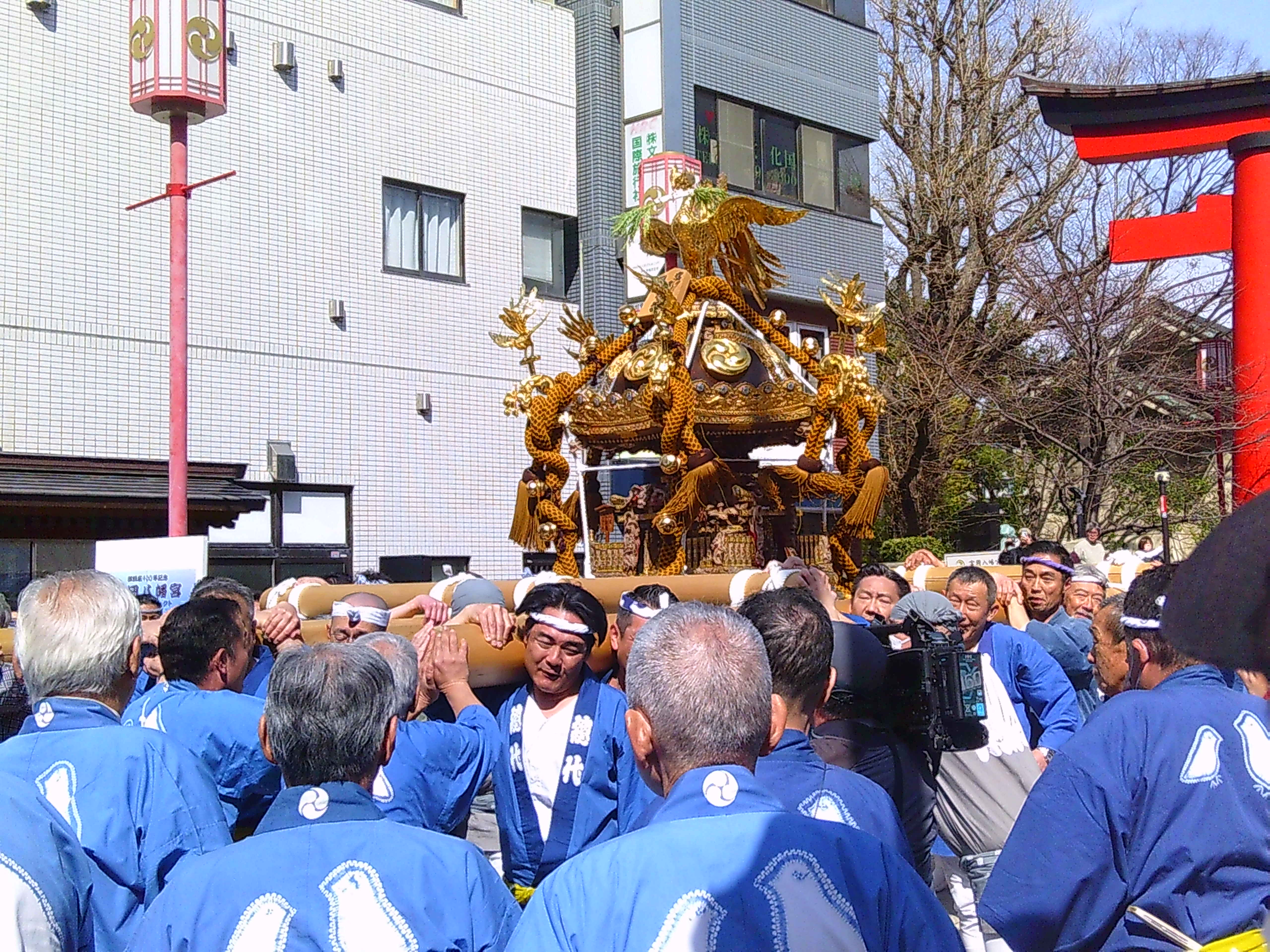 富岡八幡宮前の様子です。