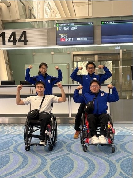 アジアユースパラ競技大会に出発（前列右側が小針選手）